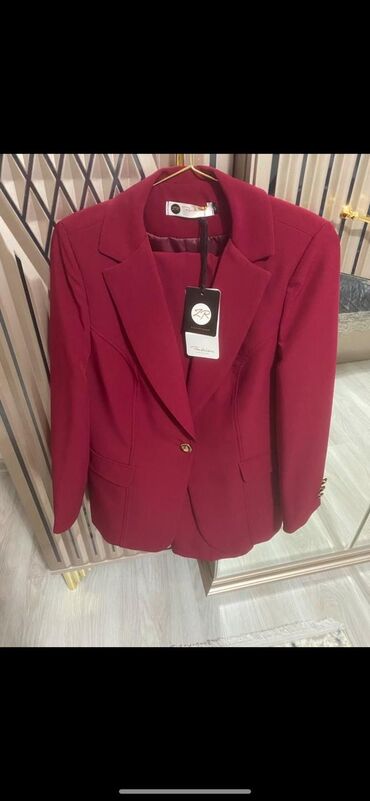 Pencəklər: Zara madeli kostyum 40 razmer tezedi 90 azn alınıb 70 azne satılır