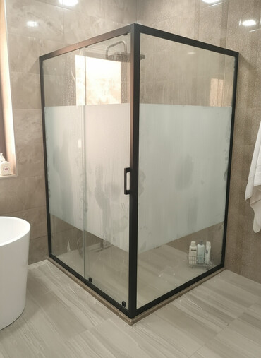 перегородка для лестницы: Qara çərçivəli şüşə duş kabini - Dizayn: Minimalist kvadrat forma