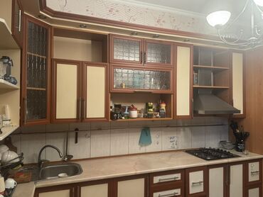 удобное расположение кухонной мебели: Кухонный гарнитур с фасадами в классическом стиле - Планировка