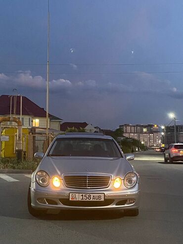 включатель фар мерс: Автомобиль Mercedes-Benz E-класса в серебристом кузове. Оснащен фарами