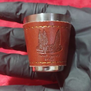 Digər kolleksiyalar: İçki qabı dəsti şahmat lövhəsi ilə birlikdə satılır. Üzərində Alov — 12