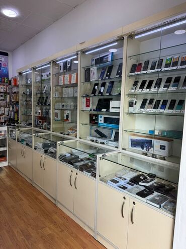 Avtoservis avadanlıqları: Magaza ucun vitrin şkaflar 8 eded 80/220 ela veziyyetde. Cem sekilde
