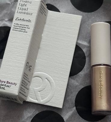 Xaylayterlər: Rare Beauty Positive Light Liquid Luminizer – Exhilarate (mini) - — 1