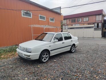 малолитражки автомобиль: Volkswagen Vento: 1995 г., 1.8 л, Механика, Бензин, Седан