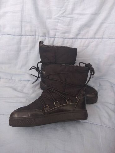 Čizme: Lusso cizme broj 38. Model je lep, sa pertlama, boja crna. Unutra su — 10