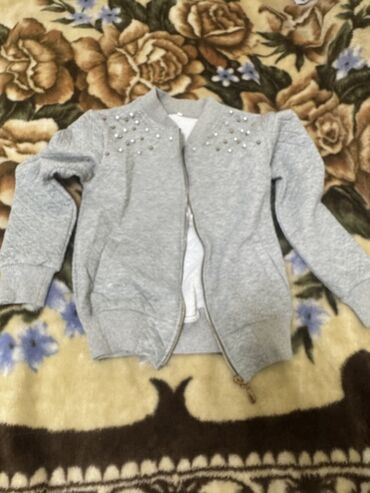 Koftalar, sviterlər: Uşaq geyimi - Ağ uzunqol köynək: Ön hissədə qrafik printli dizayn — 6