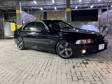купить двигатель бмв х5 дизель: Черный седан BMW 5 серии с глянцевой отделкой. Автомобиль оснащен