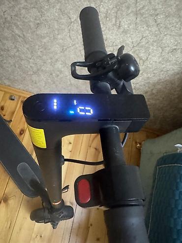 mono rol: Xiaomi elektrik skuter. Qara rəngli, yığcam və gündəlik şəhər — 2