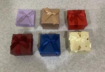 Hədiyyə qutuları – mini ölçü, lentli - Kvadrat formalı kiçik hədiyyə lalafo.az -da Hədiyyə qutuları – mini ölçü, lentli - Kvadrat formalı kiçik hədiyyə