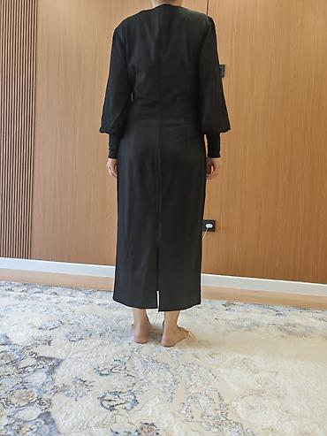 Платье миди/макси черного цвета с длинными рукавами. - Силуэт