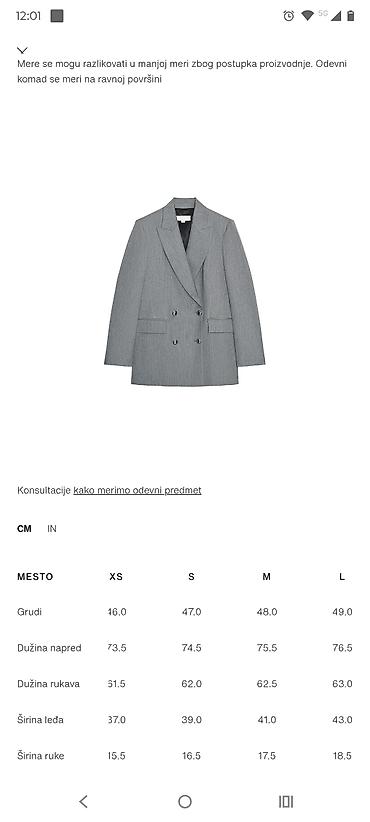 Sakoi: Žensko sivo odelo. Blejzer sa dvorednim kopčanjem - Model — 5