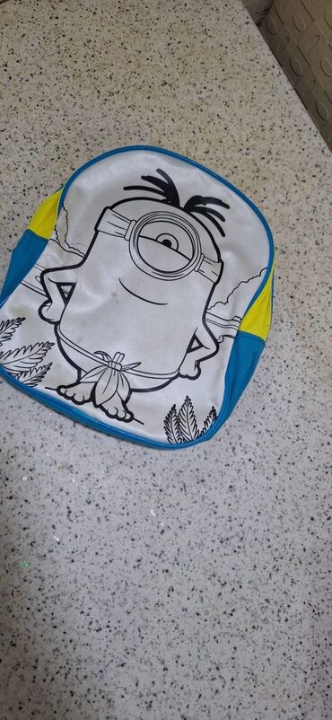 Məktəb çantaları: Fərqli ölçü və dizaynlarda uşaq çantaları dəsti. Çantalar müxtəlif — 7