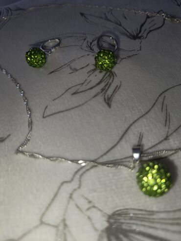 new yorker rancevi: Set: Earrings, Necklace, Material: Cubic zirconia