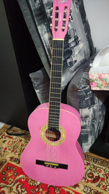 гитара 1000сом: Продаю гитару. Классическая, стильный цвет) струны новые, чехол в