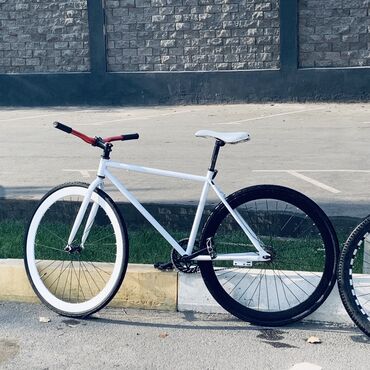 трехколесный велосипед поза: Велосипед Fixed Gear с легкой белой рамой и черным задним колесом
