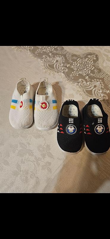 ev ayaqqabisi: Uşaq ayaqqabıları dəsti. Şəkillərdə bir neçə fərqli model uşaq — 5