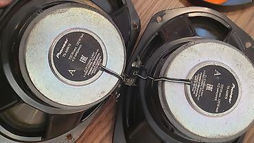 Колонки и сабвуферы: Maşın audiosistemi dəsti bütün şünurlar mövcutdu kalonkanin her biri — 4