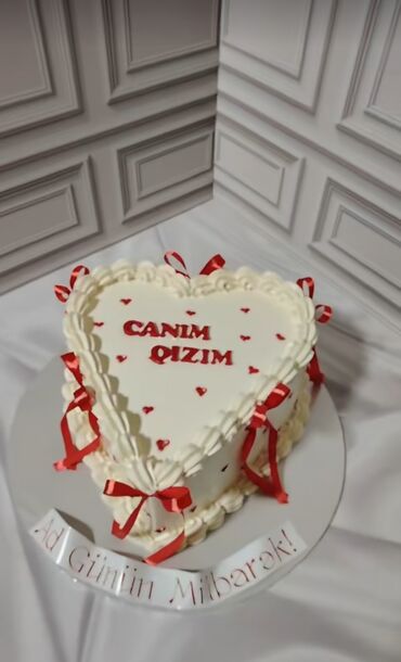 Tortlar: Məxməri krem və mastika ilə bəzədilmiş fərdi tortlar. - Mövzular — 2