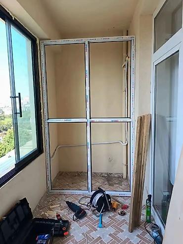 Balkon dolabları: Plastik polkalı şkaflar ağ və rəngli keyfiyyətli profillə yığılır — 2
