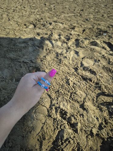 Üzüklər: Muncuqlu üzükler bürclerle cütü 1 manat,sadesi 0,50 qepik.her rengi — 9