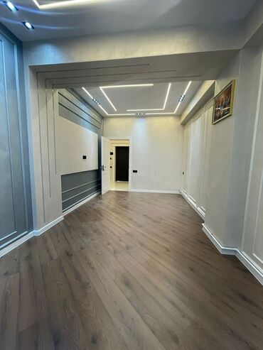 iceri seherde kiraye ev: Bu mənzilin döşəməsi tünd qəhvəyi laminat parketlə örtülmüşdür