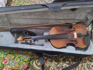 гитары в бишкеке: Скрипка 🎻 новые sinyin размер 4/4 
цена 10000