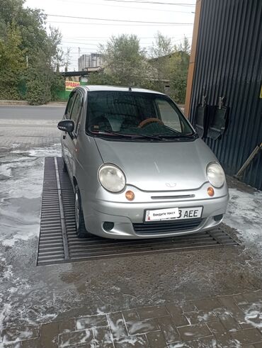 купить маленькую машину недорого: Серебристый хэтчбек Daewoo Matiz, Автомат,2005год, компактный и