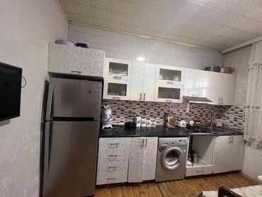 moyka altı şkaf: Mətbəx mebeli tam dəst halında təqdim olunur. Dəstdə soyuducu