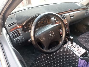 машина гетис: Автомобиль Mercedes-Benz E-класса (W210) в черном цвете с четырьмя