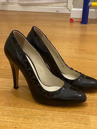 garda shoes: Qadın klassik hündürdaban ayaqqabı - Rəng: qara, parlaq səth - Model — 1
