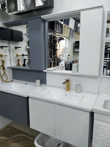 вкладыши для ванны: Vanna otağı üçün asma mebel dəsti - Rəng: ağ və boz kombinasiya - Üst