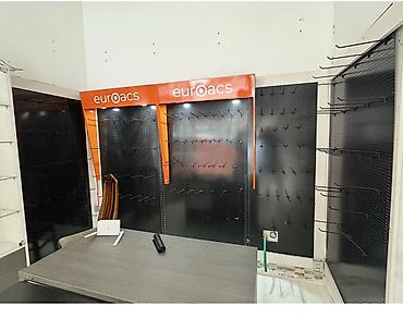 vitri: Mağaza üçün perforasiya olunmuş metal panel stend sistemi - Brend — 2