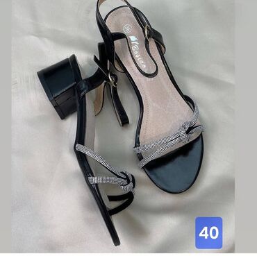 bunda od lisice cena: Sandals, 40