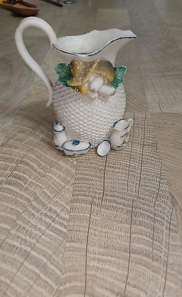 Qab-qacaq və mətbəx ləvazimatları: Dekorativ keramik sürahi və miniatür qablar dəsti. - Material — 1