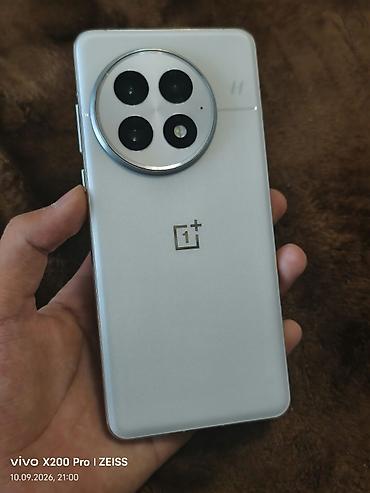 poco 1: OnePlus 13, Б/у, 256 ГБ, цвет - Белый, 1 SIM, 2 SIM, eSIM — 2