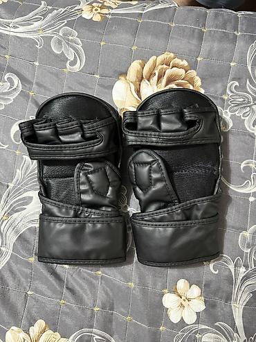 Əlcəklər: MMA və boks üçün əlcək dəsti - 2 cüt: MMA yarımbarmaq əlcəkləri və — 4