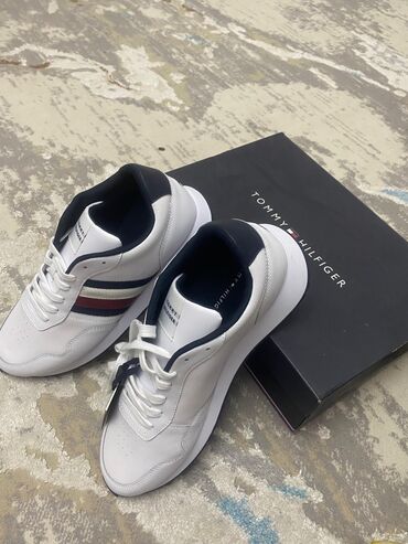 красофкалар мужской: Tommy Hilfiger ayaqqabı yenidir amerikadan sifariş olunub 119 dollara