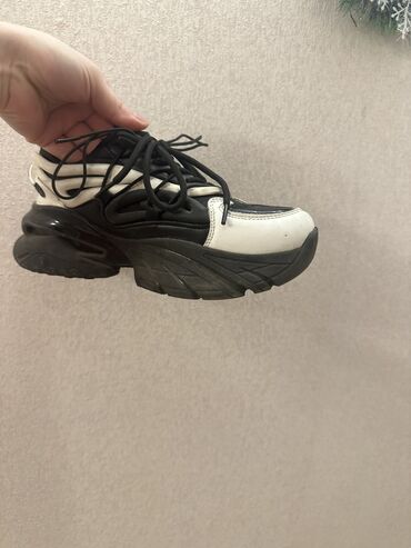 Кроссовки и спортивная обувь: Размер: 36, цвет - Черный, Новый
