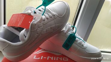 Кроссовки и спортивная обувь: Продаю Кроссовки "lining "Оригинал 43 размер 4200 сом