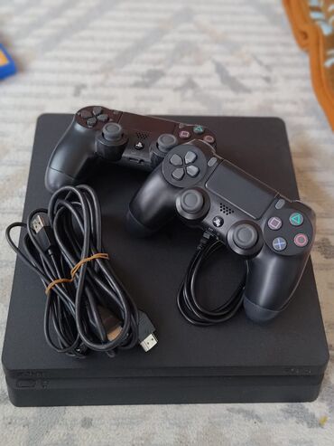 PS4 (Sony PlayStation 4): Продаю ps 4 slim 1 tb 7 джойстиков и три диска в хорошем состояние