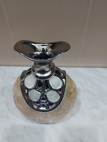 Vazalar: Bir vaza, Metal — 2