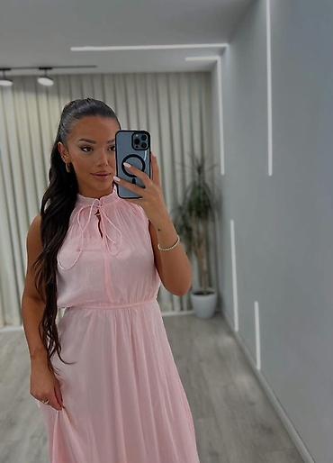 pink svecane haljine: Duga ženska haljina u nežno roze boji


▪︎S M L XL
3999din 🌸 — 2