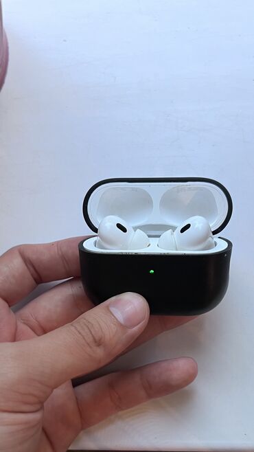 беспроводные наушники оригинал: Air Pods Pro 2 есть небольшая царапина в левом наушникиоригинал