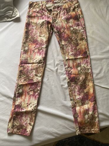 джинсы и пиджак для женщин: Скидка 10%, Джинсы и брюки, цвет - Золотой, Новый
