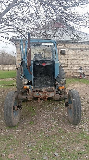 Traktorlar: Minsk MTZ-80 traktor - Rəng: göy - Kabinli, geniş görünüşlü ön şüşə — 2