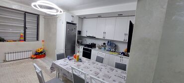 стулья барные италия: Просторная кухня-столовая с современным ремонтом и встроенной