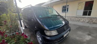 семиместные машины: Просторный минивэн Mercedes-Benz Vito черного цвета, оборудованный для
