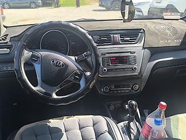 консоль автомобиля: Kia Rio: 2017 г., 1.6 л, Автомат, Седан — 3