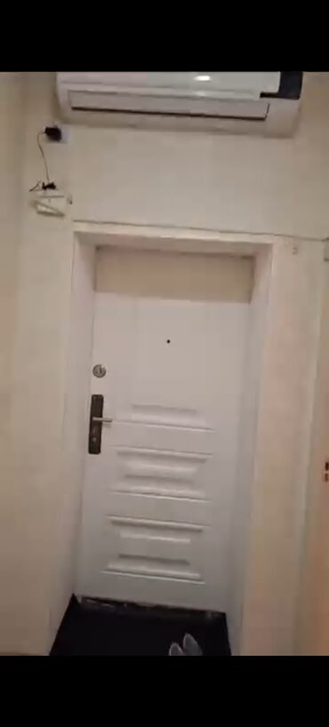 Uzunmüddətli kirayə mənzillər: Üzeyir .H küç 28 May metrosun yaxınlıqı 28 Moll qarşısı 2 otaqlı — 4