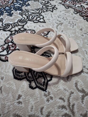ev üçün açıq qadın şap şapları: Comfy Brand qadın sandaleti - Rəng: açıq bej/şampan - Model: iki